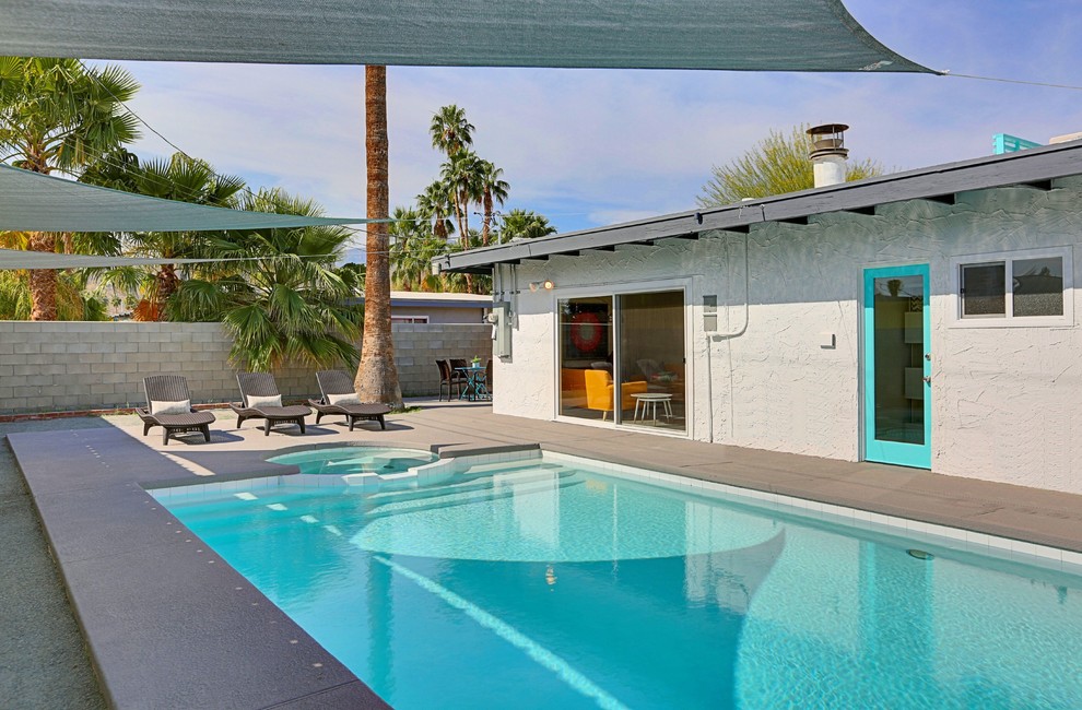 طراحی استخر مستطیلی و جکوزی در حیاط با الهام از سبک مدرن مناسب ویلاهای شهری با اقلیم گرم و پوشش نخل‌های تزئینی
