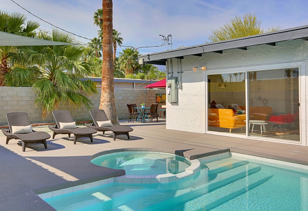 فضایی مدرن و دل‌نشین با استخر مستطیلی، جکوزی و صندلی‌های راحتی در حیاط پشتی؛ طراحی الهام‌گرفته از سبک مید-سنچری.