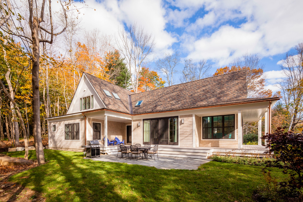 نمای بیرونی خانه دو طبقه سنتی با سقف شیب‌دار، رنگ بژ و پوشش وینیل