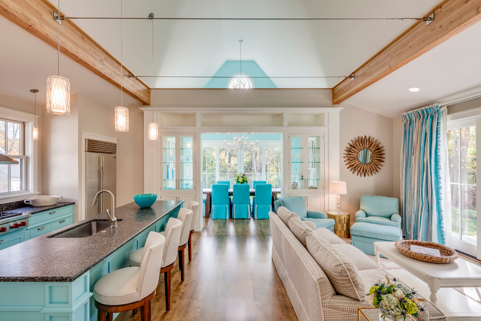 ترکیب سفید و فیروزه ای در طراحی اتاق نشیمن و آشپرخانه در کنار اتاق ناهار خوری 