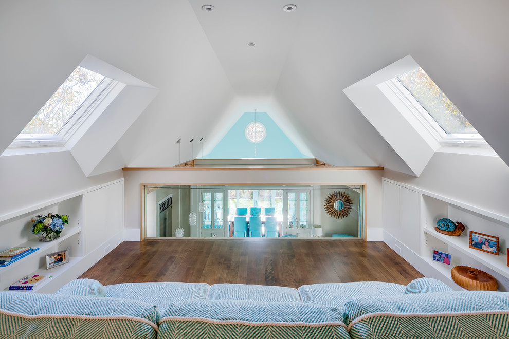 اتاق نشیمن خانوادگی با سقف شیروانی  دیوار سفید  کفپوش چوبی