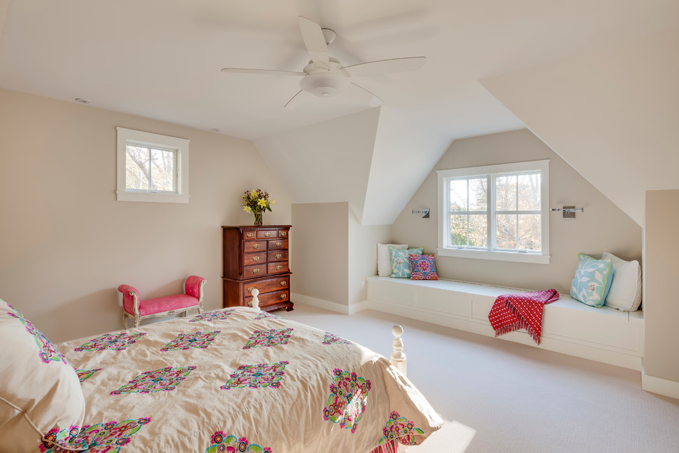 اتاق خواب صورتی با دیوار سفید و کف کرم و نور طبیعی