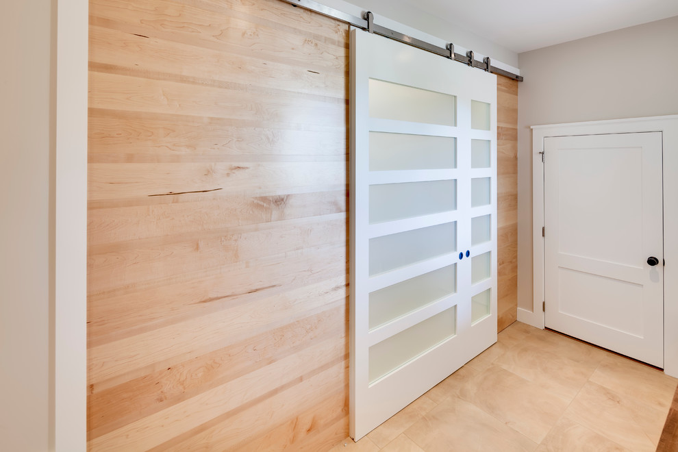 راهرو با کف چوبی و دیوار سفید