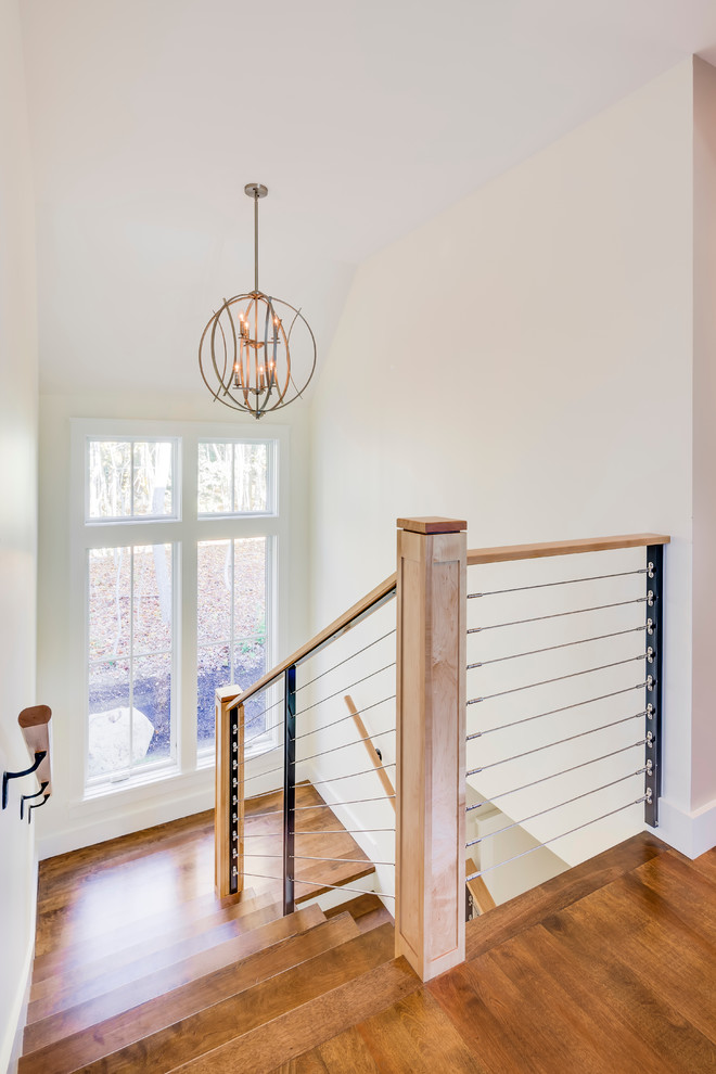 طراحی راه پله داخلی خانه با کف چوبی و نرده فلزی