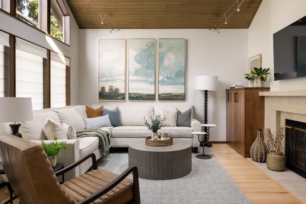 بازسازی اتاق نشیمن معاصر با کف چوبی رنگ متوسط، دیوارهای بژ، شومینه فلزی استاندارد و تلویزیون دیواری