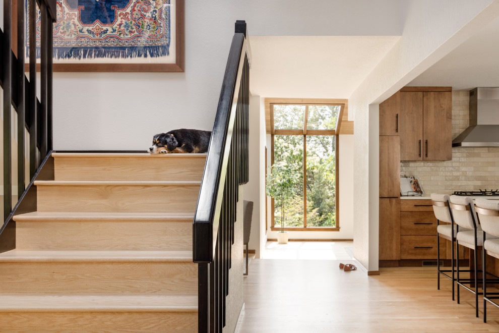 راه پله چوبی مدرن با نرده فلزی ، کفپوش چوبی  دیوار سفید و Uشکل