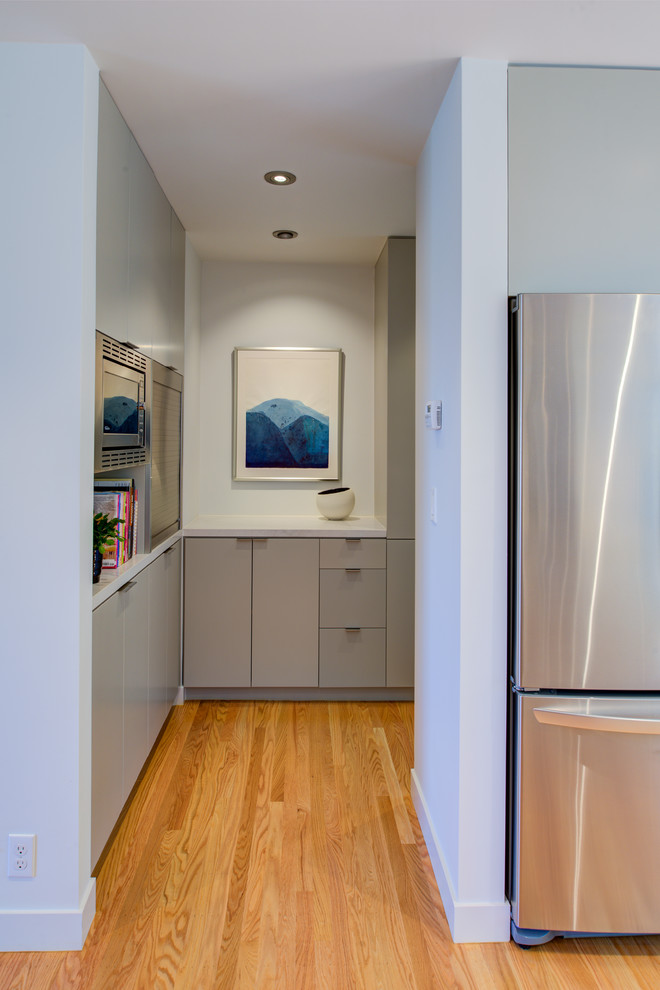 بازسازی راهروی کوچک معاصر با کف چوبی روشن، کف بژ و دیوارهای سفید