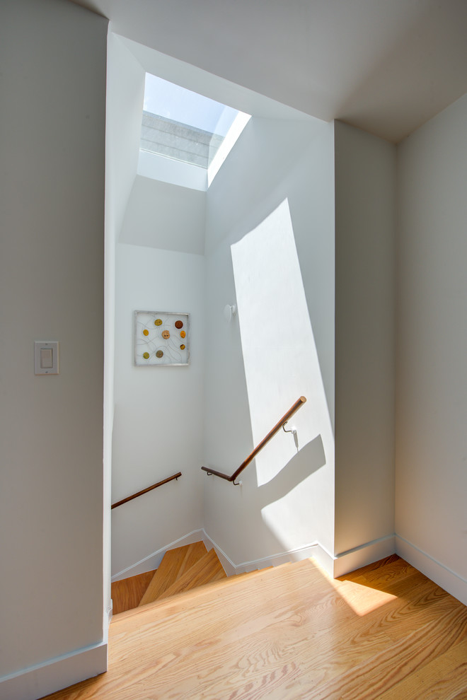 راه پله کوچک منحنی - پله کوچک معاصر با نرده چوبی منحنی و کف‌پله‌های چوبی