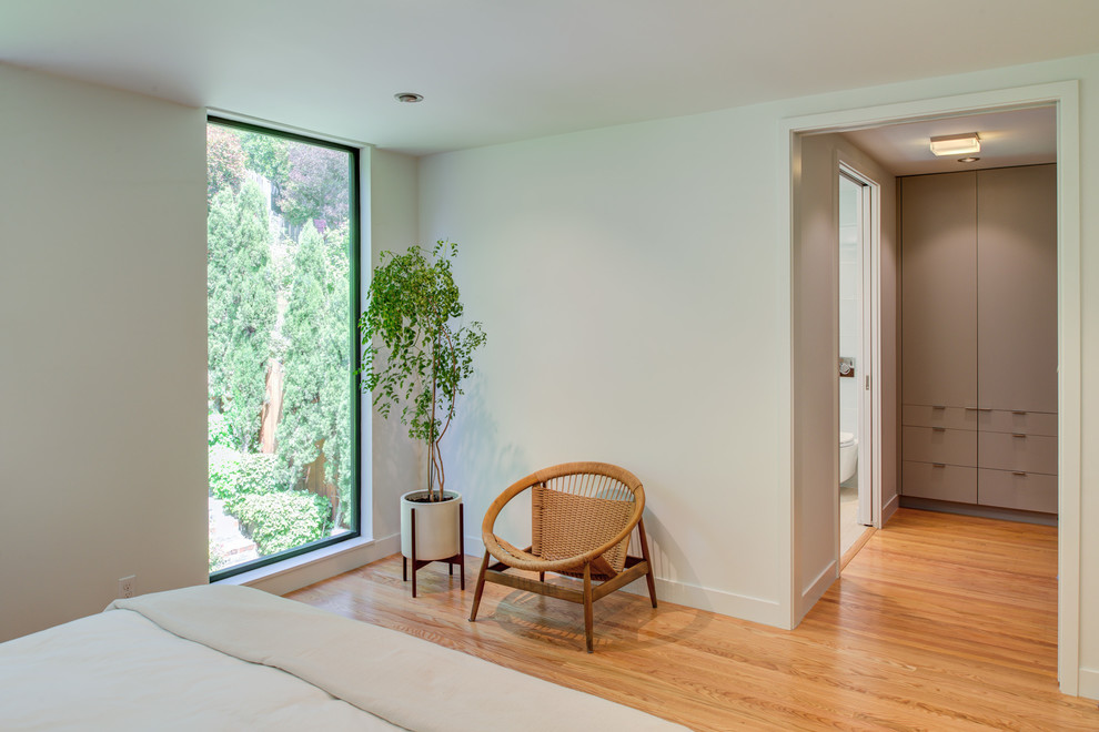 اتاق خواب کوچک و مدرن با کف چوبی روشن و دیوارهای سفید