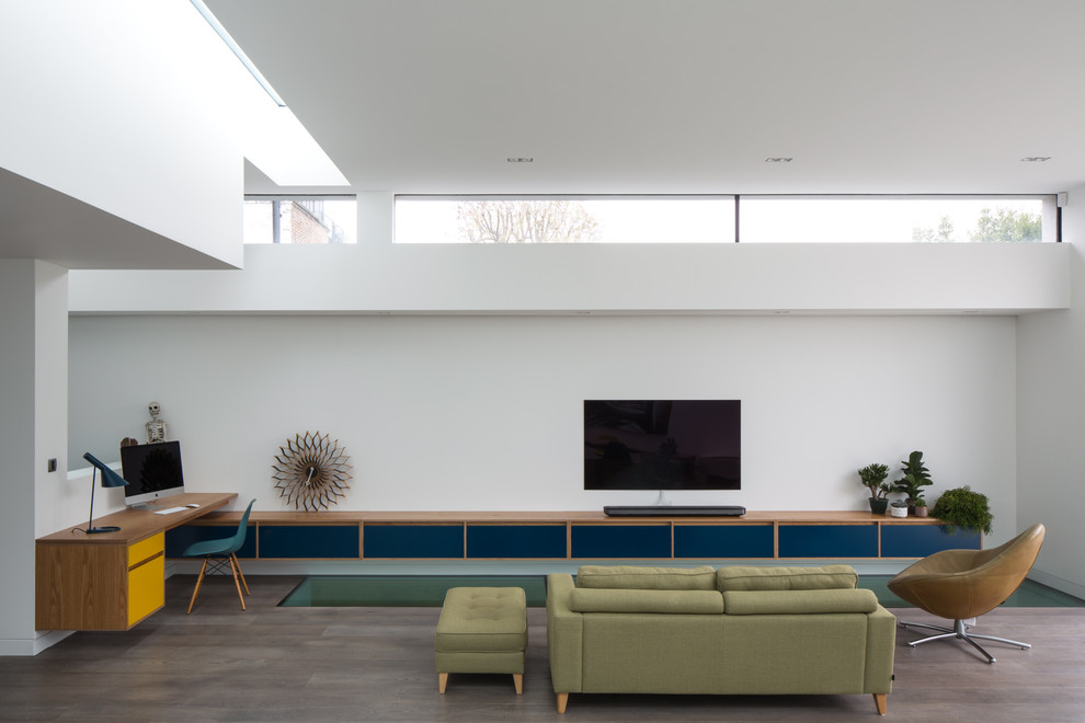 طراحی دکوراسیون نشیمن مدرن با کف چوبی دیوار سفید و رنگ های زیبا