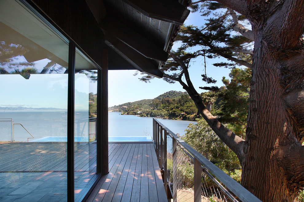 بازسازی حیاط پشتی بزرگ و معاصر با دکینگ و بدون پوشش