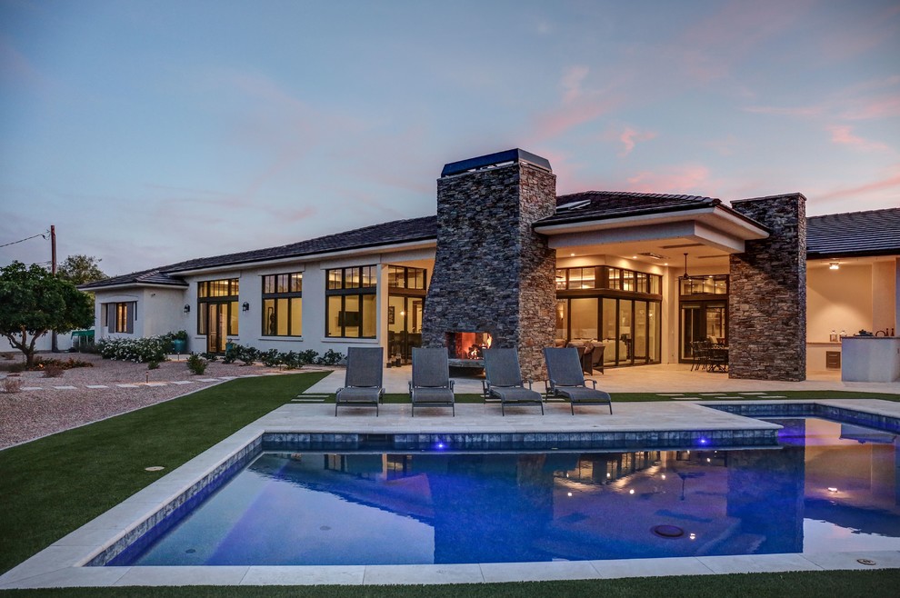 طراحی مدرن جکوزی مستطیلی با کف‌پوش کاشی در حیاط پشتی بزرگ، مناسب دکوراسیون فضای باز به سبک معاصر