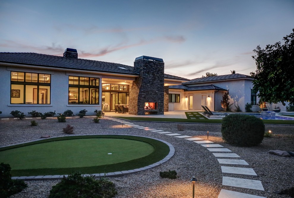 مسیر باغی سنگفرش شده با بتن در حیاط پشتی بزرگ و مدرن، مقاوم در برابر خشکسالی و مناسب تابستان‌های آفتابی