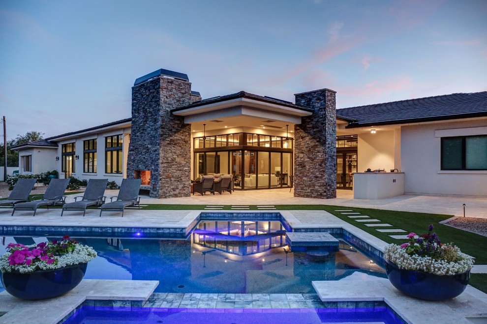 بازسازی حیاط پشتی مدرن و بزرگ با جکوزی مستطیلی و کف‌پوش کاشی، مناسب طراحی فضای باز لوکس