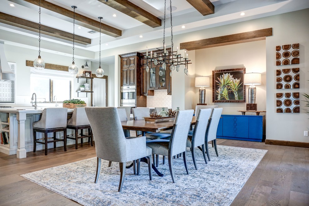 تصویر آشپزخانه با اتاق ناهارخوری ترکیبی با کف چوبی مدرن به رنگ متوسط و کف‌پوش قهوه‌ای با دیوارهای سفید، شومینه گوشه‌ای و شومینه سنگی