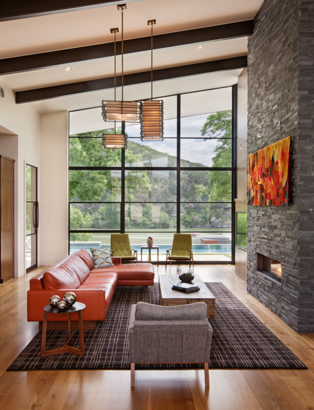 طراحی نشیمن بزرگ و معاصر رسمی و فضای باز با کف‌پوش چوبی و قهوه‌ای، با دیوارهای سفید، شومینه استاندارد، شومینه سنگی و بدون تلویزیون