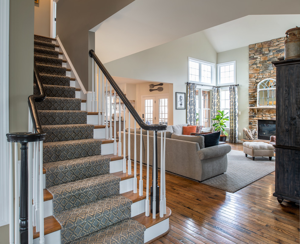 بازسازی راه پله داخلی کلاسیک؛ دارای کف‌پوش چوبی با تناژ متوسط و قهوه‌ای، دیوارهای بژ و نرده های کلاسیک