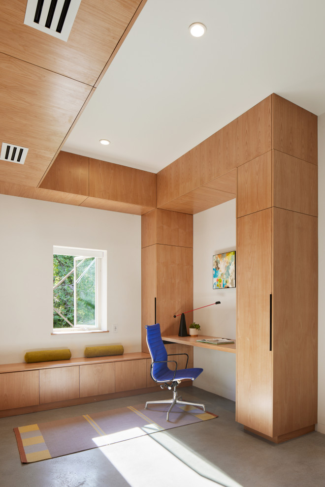 فضای کار خانگی مدرن با طراحی مینیمال، مبلمان چوبی سفارشی، صندلی ارگونومیک آبی - Modern home office with minimalist design custom wood cabinetry ergonomic blue chair and natural lighting