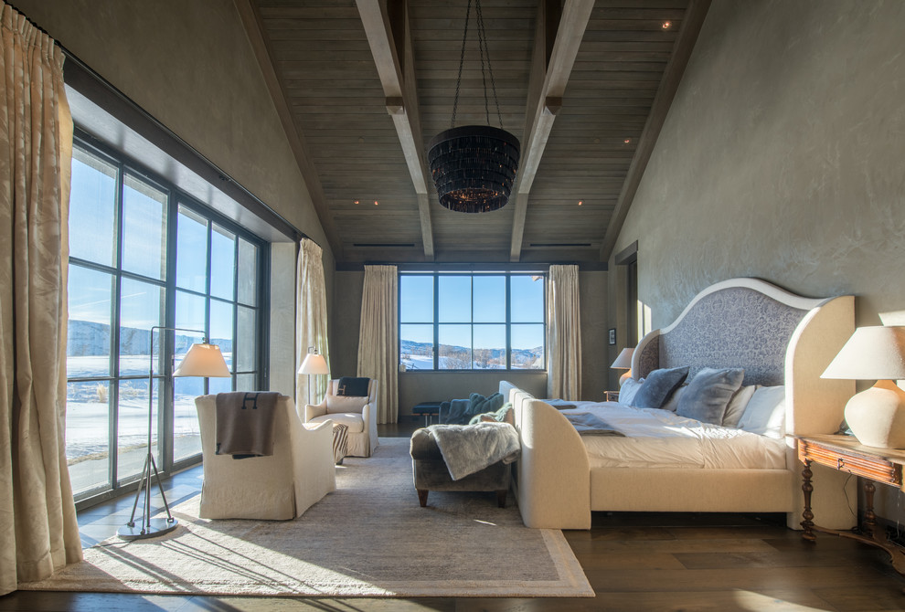 اتاق خواب مدرن با سقف چوبی بلند، نور طبیعی از پنجره قدی و چیدمان گرم و دنج در طراحی داخلی سبک روستیک معاصر