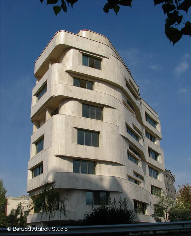 نمای ساختمان مسکونی با طراحی سیال و خطوط منحنی، نمونه‌ای از معماری مدرن شهری با تاکید بر فرم نرم و هندسه پویا